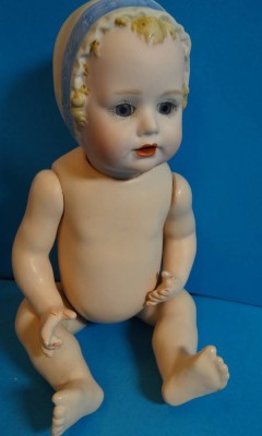 Auktion 340<br>Porzellankopf Babypuppe, Badepuppe?, H-24 cm, [1]