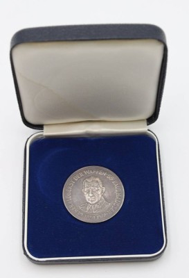 Auktion 340<br>Medaille zum 20.-jährigen Bestehen der Organisation Sozialwerk Paul Hausser e. V., Feinsilber, in Etui, 14,7gr., D-3,6cm. [1]