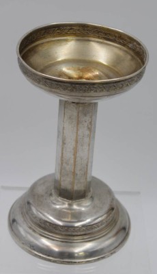 Auktion <br>Fussschale, Messing versilbert, berieben, wohl WMF, leicht verbogen, H-19,5cm D-ca. 12cm. [1]