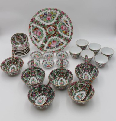Auktion 369<br>31tlg Porzellan-Konvolut, Japan, florale Bemalungen, runder Platte, 6x Suppenschalen (1x geklebt), 6x Löffel, 6x kl. Becher (1x geklebt), 6x Schalen (D-10cm) und 6x kl. Schälchen (D-7cm) [1]