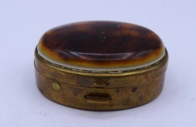 Auktion <br>kleine Pillendose aus Messing eingefasst mit Schildpatt im Deckel innen emailliert Ø 4 cm [1]