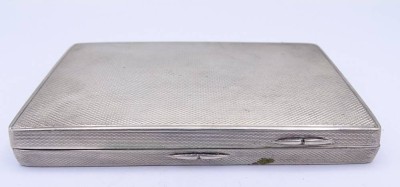 Auktion <br>kleines Zigarettenetui Silber geprüft innen vergoldet 56,7 g B. 7,9 cm T, 5,3 cm H. 1,1 cm [1]