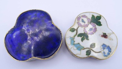 Auktion <br>Cloisonne emailliert und verziert mit Floralen Muster mit goldfarbenen Fäden Ø 6,2 cm H. 3,5 cm [1]