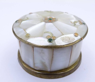 Auktion <br>kleine Dose aus Messing verziert mit Perlmuttplättchen und Blüten Ø4,5 cm H. 2,2 cm [1]