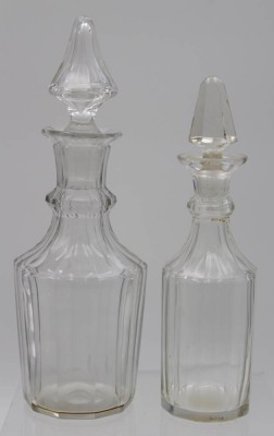 Auktion 340<br>2x kl. Karaffen, um 1900, kleinere am Hals bestossen, ca. H-21,5cm u. 18,5cm. [1]