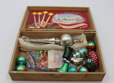 Auktion <br>alter Stollwerk-Kasten mit kl. Konvolut alter Christbaumschmuck, Kasten H-7,8cm B-32,8cm T-20cm. [1]