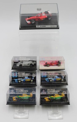 Auktion <br>7x Sammelmodelle, Rennwagen, 6x Michael Schumacher Collection, 1x Rubens Barrichello, je in Display, Größte H-6cm B-14,5cm T-9cm. [1]
