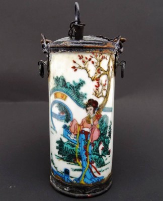 Auktion 340<br>Antike Chinesische Riechdose aus Porzellan mit einer Eisen Montur anspruchsvoll bemal mit Geisha Motiv und Chinesischen Schriftzeichen H. 12,2cm  Ø6 cm am Boden Signiert [1]