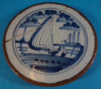 Auktion <br>kl. Untersetzer mit Delfter Fliese, Blaumalerei, 18.Jhd.  geklebt, Messingmontur, D-12,5 cm [1]