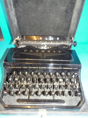 Auktion <br>alte Schreibmaschine 