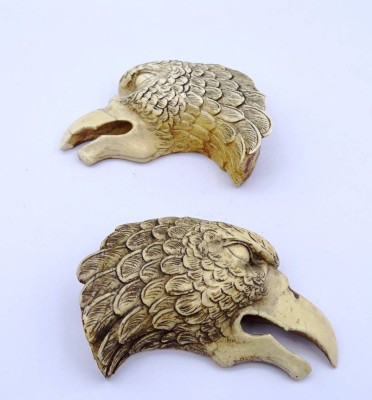 Auktion 340<br>Adlerköpfe Pärchen aus Bein Anspruchsvoll geschnitzt und verziert am Hals jeweils ein Loch wahrscheinlich für einen Ständer ? Maße 8 x 4 cm [1]