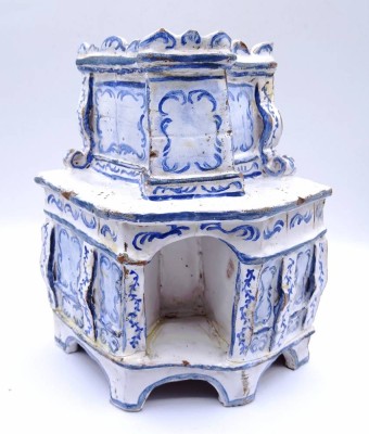 Auktion 340<br>Antiker Miniatur Kachelofen aus Ton blau weiß bemalt H. 16 cm  B, 10 cm [1]