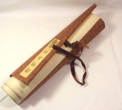 Auktion <br>Rollbild, China, Kaligraphie, neuzeitl., ca. 440 x 30cm. [1]