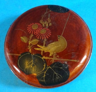 Auktion <br>Rotlack-Deckeldose, wohl Japan, mit Vogel, H-3 cm, D-8 cm [1]