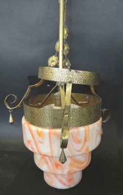 Auktion <br>grosse Art Deko Lampe,rot geäderetes Glas mit Messingmontur,3x Plättchenketten lose, aber wohl vollständig, Glas-H-22 cm, D-22 cm, Gesamt -87 cm [1]