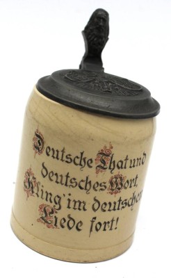 Auktion 369<br>Keglerkrug mit Zinndeckel, dieser mit Weihnachts.Widmung 1890, Spruch, feiner Altriss rückseitig, H-15 cm, Dasumenraster wohl Portrait Turnvater Jahn [1]