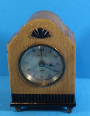 Auktion <br>Lenzkirch Tischuhr in Holzgehäuse, Werk läuft nur kurz an, Alarm funktioniert, H-13 cm, B-8 cm [1]