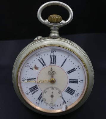 Auktion 341<br>Taschenuhr bez. im Uhrwerk mit MOERI´S PATENT 7547 / 780  , Metallgehäuse, Uhr steht Ø 56mm Emailliertes Zifferblatt beschädigt loses Stück im Gehäuse [1]