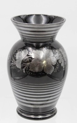 Auktion 341<br>Hyalithglas-Vase, silberfarbene Bemalung,  am Boden 