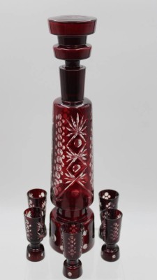Auktion 341<br>hohe schlanke Karaffe mit 5 Schnapsgläsern, Kristall beschliffen, rot überfangen, Karaffe H-36,5cm Gläser H-8cm. [1]