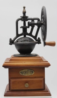 Auktion <br>dekorative Kaffeemühle nach antikem Vorbild, ca. H-27,5cm. [1]