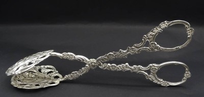 Auktion 341<br>Gebäckzange aus Silber im Rosenmuster (geprüft) , L. 16cm , 44,5 g [1]