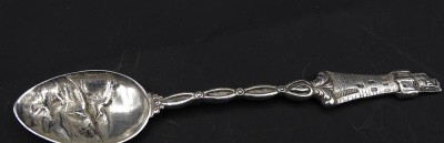 Auktion <br>Dessertlöffel aus Silber (geprüft) verziert mit einem Leuchtturm ,  Wasser und Möwen, L. 10,5 cm , 9,4 g [1]