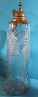 Auktion 367<br>Hoher Weinkrug, Zinndeckel und floral beschliffen, ausgeschliffener Abriss, wohl Ende 19.Jhd., H-39  cm [1]