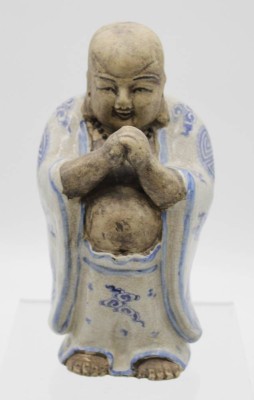 Auktion 341<br>grüssender Buddha, China, Blaumalerei, Keramik, älter, H-20,5cm, gemarkt [1]
