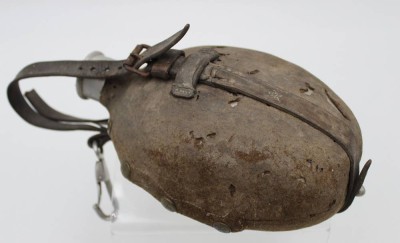Auktion <br>Trinkflasche, 2. WK, 1939, Alters-u. Gebrauchsspuren, L-21,5cm. [1]
