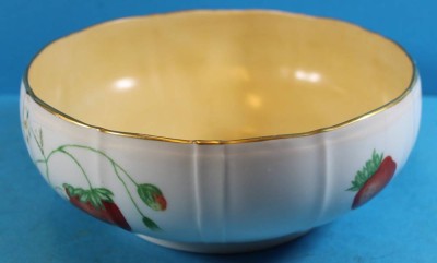 Auktion <br>gr. Schale mit Beerendekor 