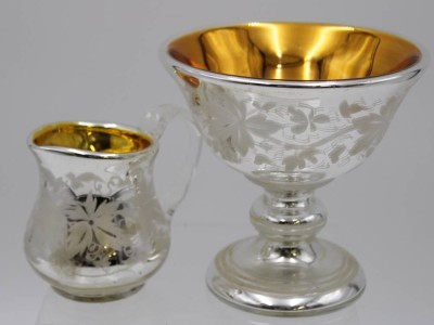 Auktion <br>Milchkännchen und kl. Tafelaufsatz, Bauernsilber, weiße florale Dekore, ca. H-12,2cm. [1]