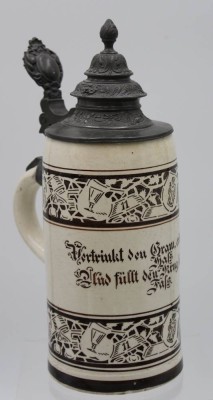 Auktion 341<br>hoher Bierkrug um 1900, Trinkspruch, Zinndeckel (Befestigung beschädigt), H-27cm. [1]