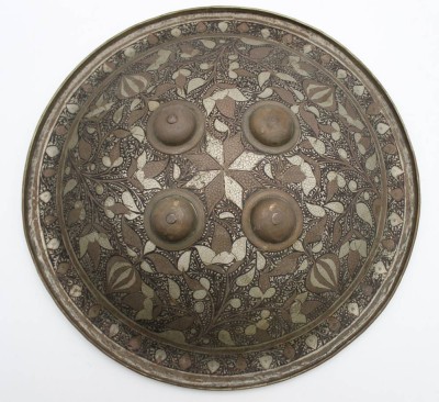 Auktion 341<br>Schild, Moghul-Indien/Persien, 4 Buckel, florales Dekor, wohl 18./19. Jhd., D-36,5cm. [1]