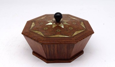 Auktion <br>Handgefertigte Holzschatulle fein verziert mit Perlmutt u. Messing Intarsien, Ø 11,7 cm H. 7 cm [1]