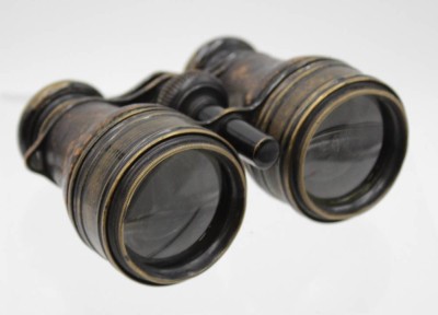 Auktion <br>Fernglas um 1900, ungemarkt, Messing geschwärzt, Lederbezogen, Altersspuren, Optik klar. [1]
