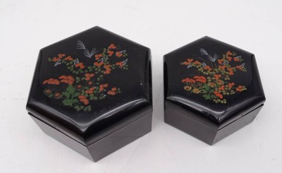 Auktion <br>2 x schwarze Deckeldose aus Kunststoff mit einem Floralen Dekor [1]