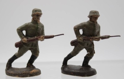 Auktion <br>2x Elastolin-Soldaten, 2. WK,  je beschädigt, H-6cm. [1]