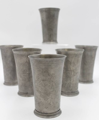 Auktion <br>6x Zinnbescher, je mit Gravur und Datierung 1663, je ca. H-14,6cm [1]