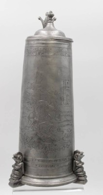 Auktion <br>hoher Zinn-Krug, Darstellung des Hlg. Georg, beschriftet, monogrammiert und datiert 1633, H-37,8cm. [1]