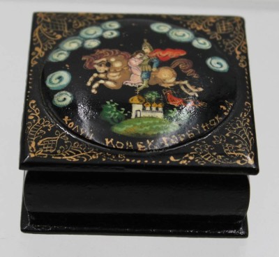 Auktion <br>kl. russ. Lack-Kasten, handbemalt und signiert, H-3,3cm B-5,8cm. [1]