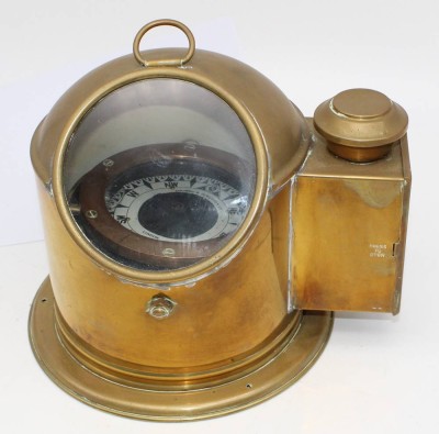 Auktion 341<br>engl. Kompass in Messing-Gehäuse mit Beleuchtrung, guter Zustand., H-ca. 21 cm, B-27 cm [1]