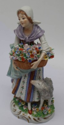 Auktion <br>hohe Porzellanfigur 