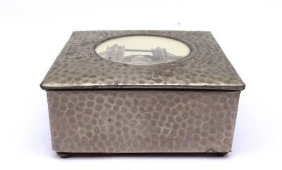 Auktion <br>kleine Schatulle aus Metall versilbert , innen Holz , mittig bedruckt mit der Tower Bridge London , Maße : 8,6 x 8,5 x 4 cm [1]