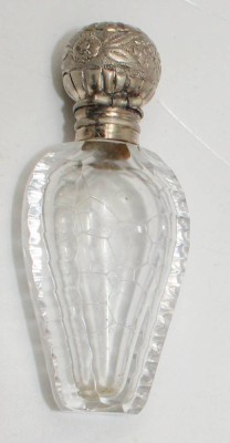 Auktion 341<br>kl. Parfum-Flacon mit Silbermontur (geprüft), H-6,5 cm [1]