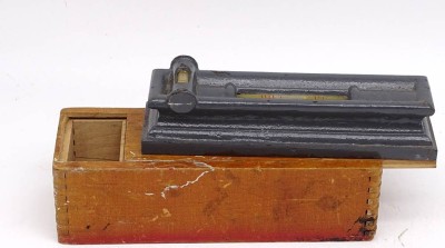 Auktion <br>Wasserwaage in Holzkasten , Älter , Maße : 17 x 6 x 5 cm [1]