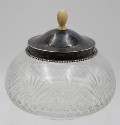 Auktion <br>Art-Déco Kristall-Deckeldose, Deckel 835er Silber mit Beingriff, nur Deckel 39,7gr., H-11cm ca. D-12cm. [1]