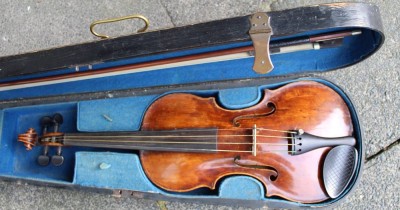 Auktion <br>alte Geige in Holzkoffer [1]