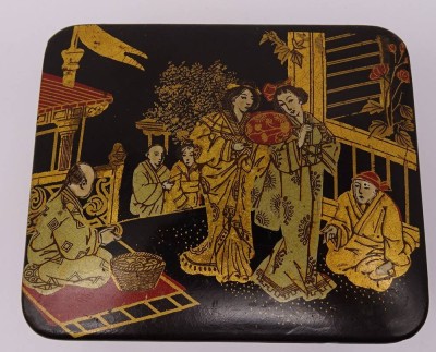 Auktion 369<br>ältere China-Lackdose, umlaufend bemalt, H-5 cm, 9,5x8 cm [1]