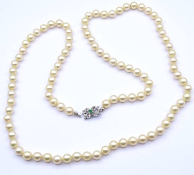 Auktion 370<br>Perlenkette mit WG Verschluss 750/000, mittig rund facc. Smaragd, Kette L. 78cm, Perlen D. 7,1mm [1]
